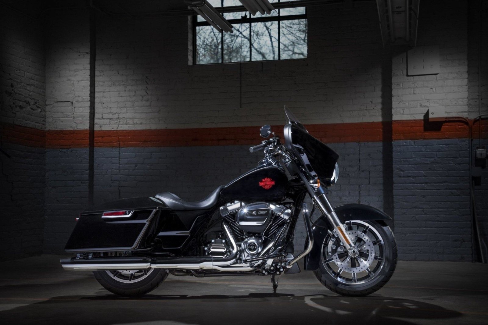 A NEW STRIPPED-BACK TOURING ICON - Rolling Thunder Harley-Davidson